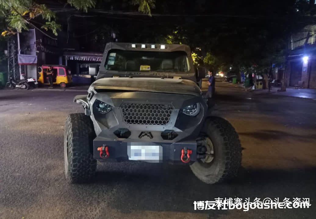 金边一中国男子驾吉普車撞上福特汽车，双方当场解决！